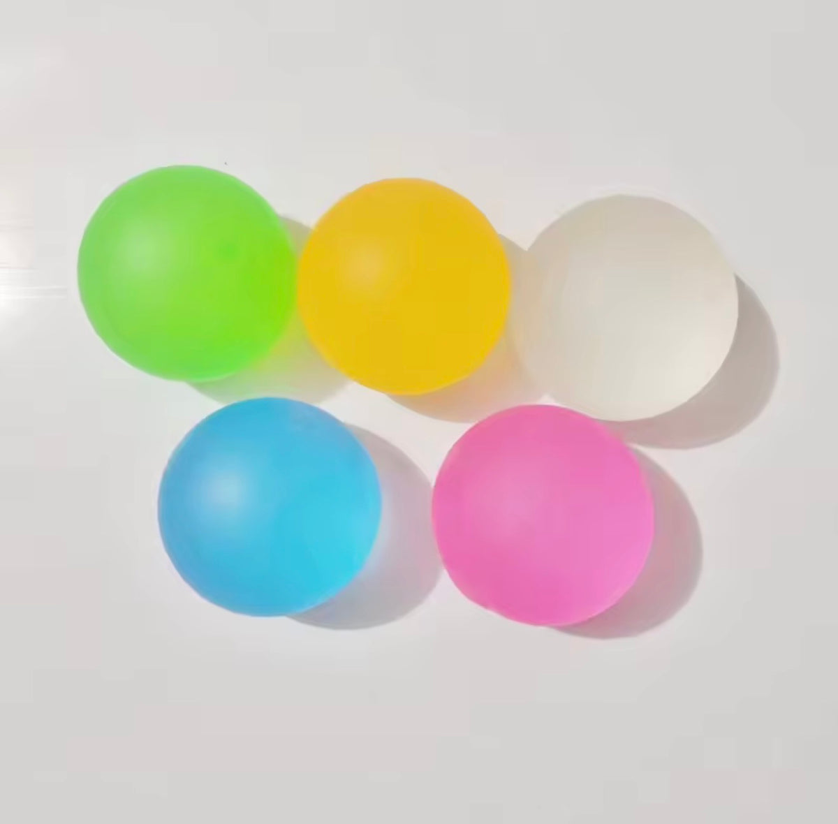 Maltose-Squishy Kugeln in Grün, Gelb, Weiß, Blau und Rosa